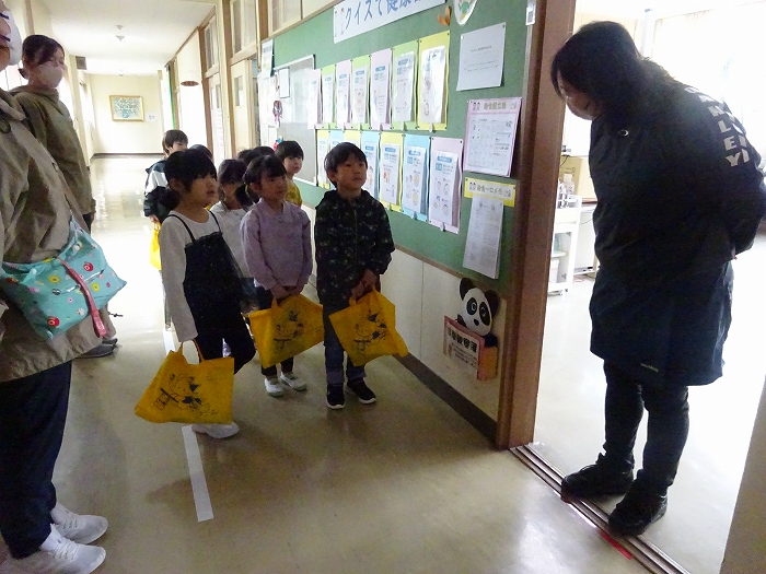 見えるかな？　(5歳児視力検査in生保内小)