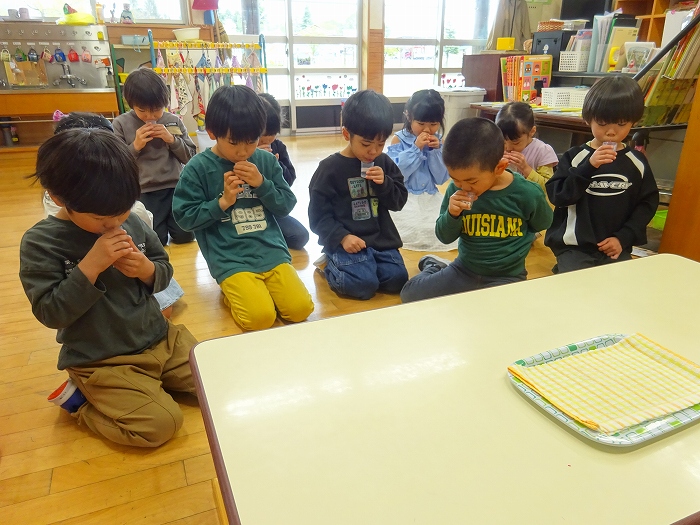 強い永久歯をつくろう!(年長児：フッ化物うがいが始まっています)