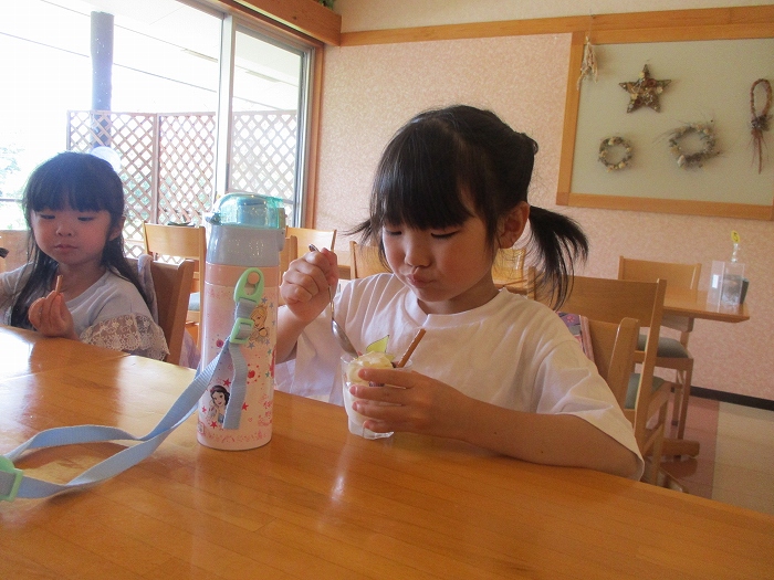 大粒の・・・　(4，5歳児ブルーベリー狩り）